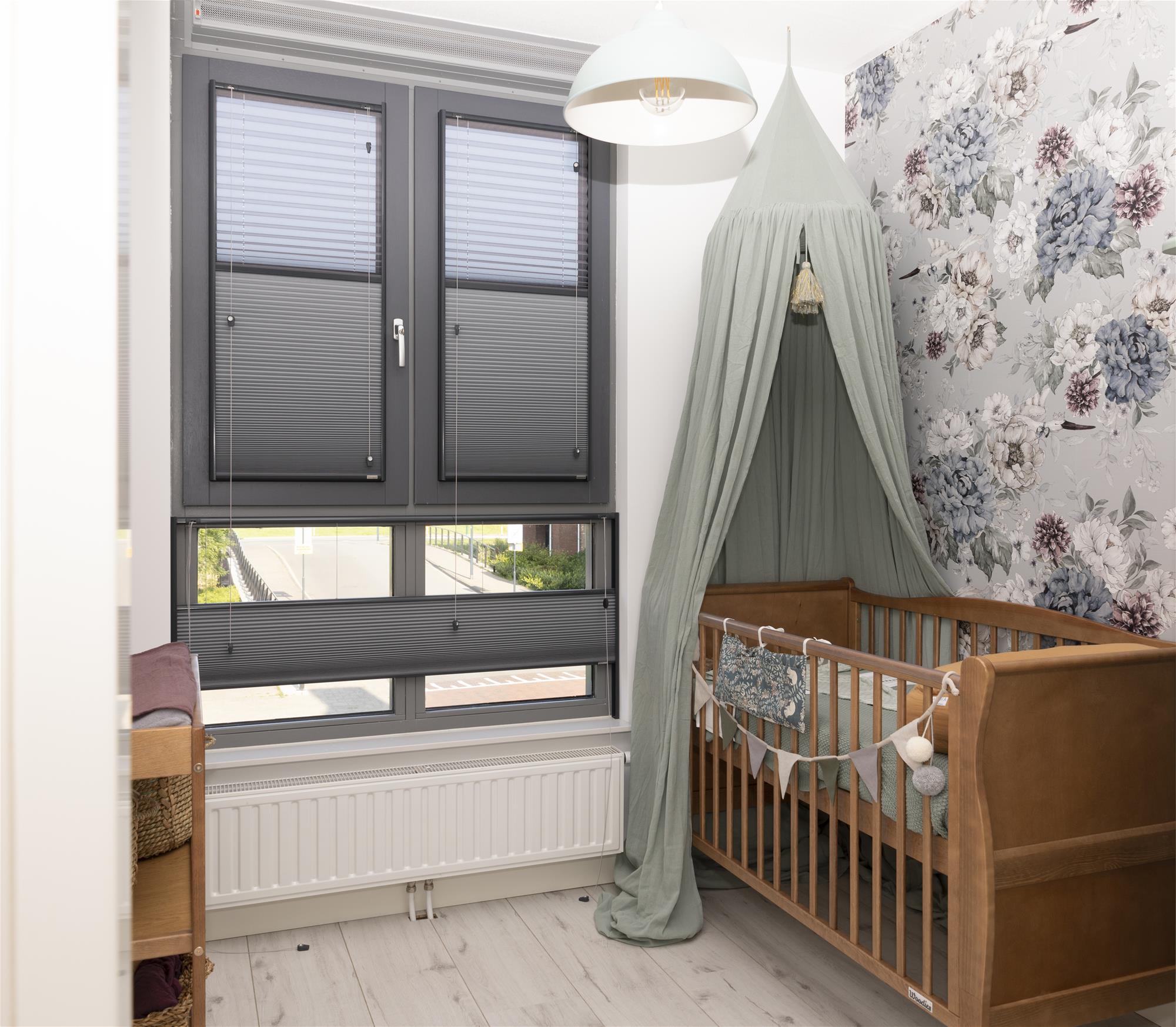 Kvadrat Verosol twin plissé in babykamer.jpg